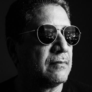 Reflexo urbano sob luz dramática